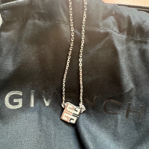 Givenchy necklace - Picture 3 of 3